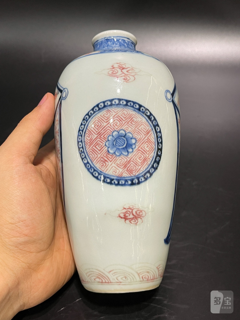 清雍正 青花釉里红方胜纹观音瓶 - 图6